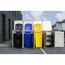 Schwarze, blaue und gelbe Mülltonnen in Mülltonnenbox