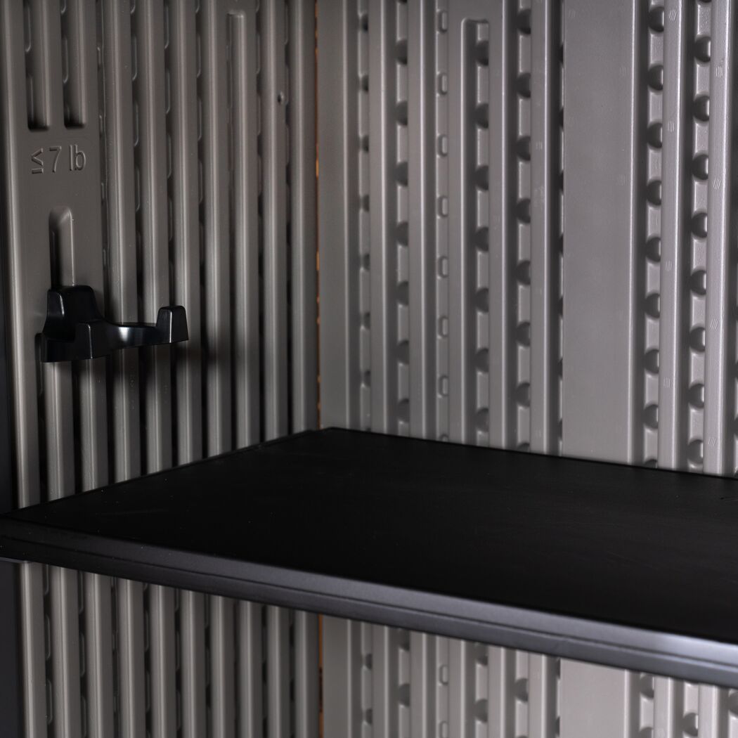 Geräteschrank mit schwarzem Einlegeboden