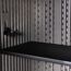 Geräteschrank mit schwarzem Einlegeboden