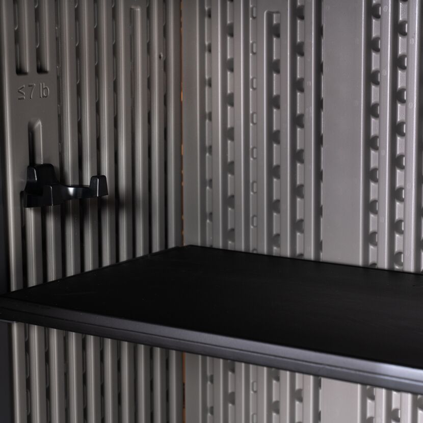 Geräteschrank mit schwarzem Einlegeboden