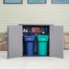 Geräteschrank dunkelgrau mit zwei Mülltonnen und Werkzeug