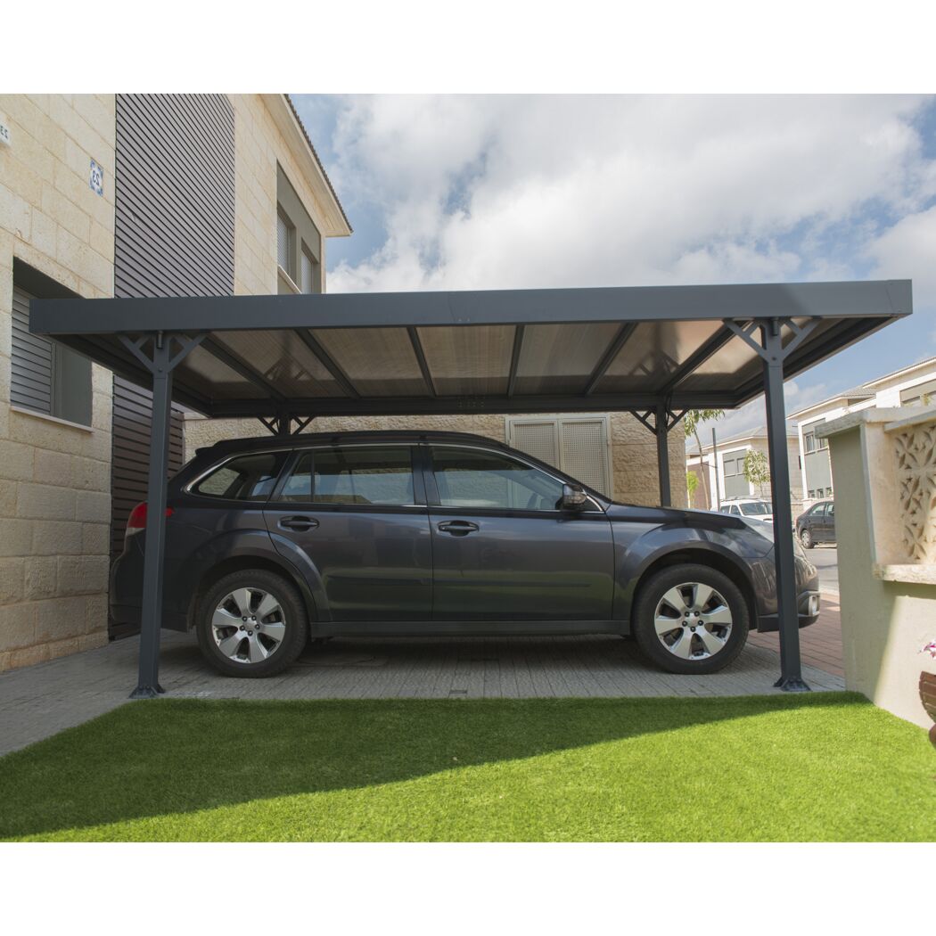 Auto steht unter einem Carport.