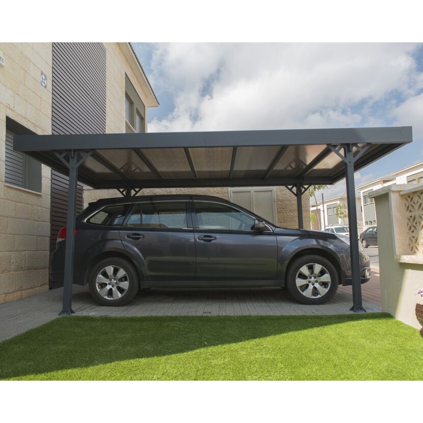 Auto steht unter einem Carport.