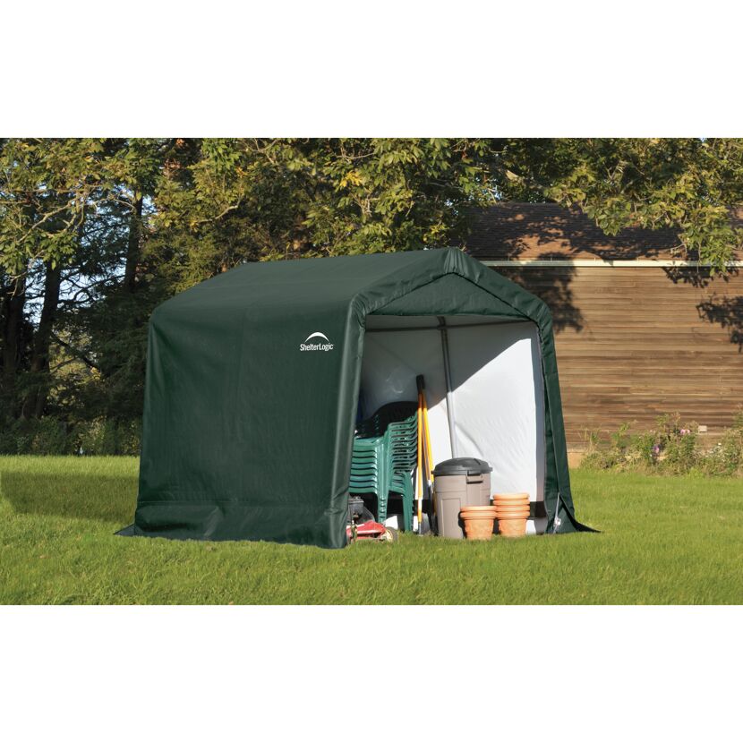 Grünes Gerätehaus ShelterLogic im Garten