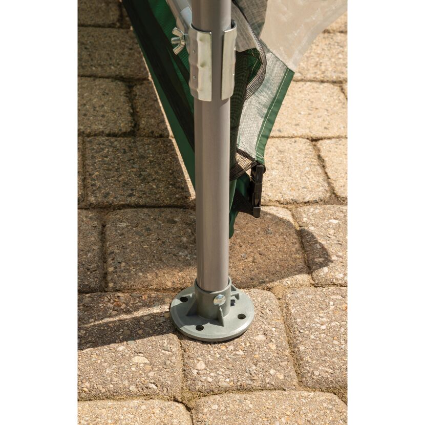 Fuß eines Foliengewächshauses auf Steinplatten