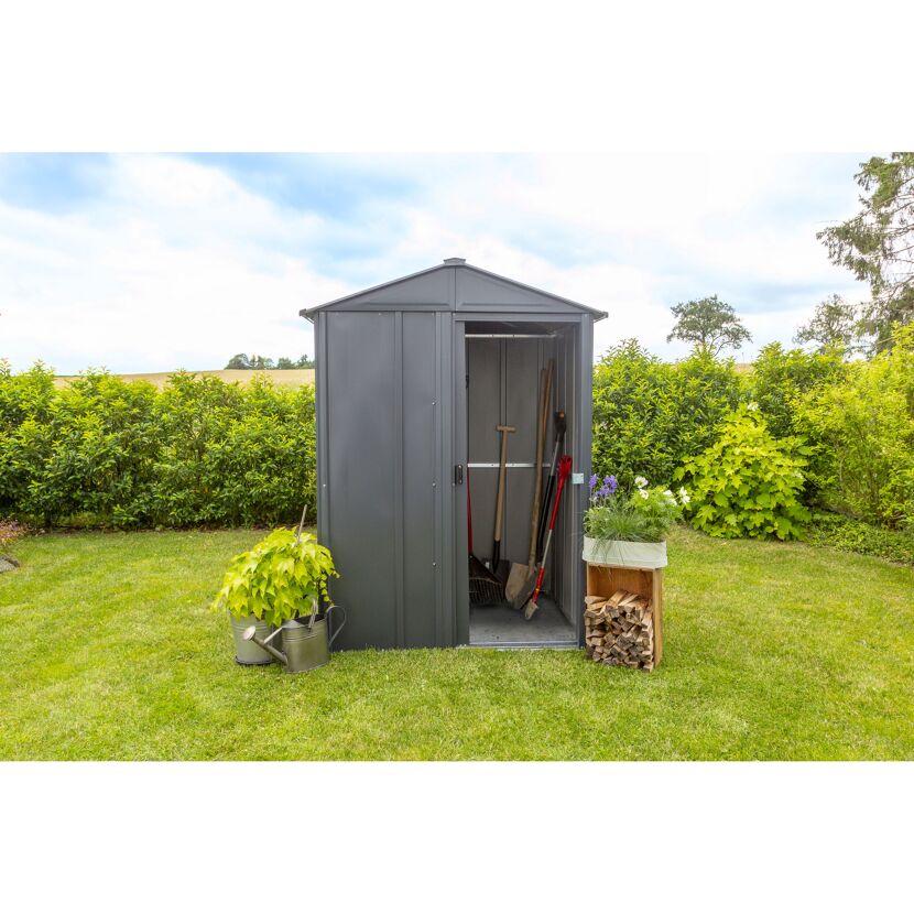 Graues Metallgerätehaus im Garten mit Gartengeräten