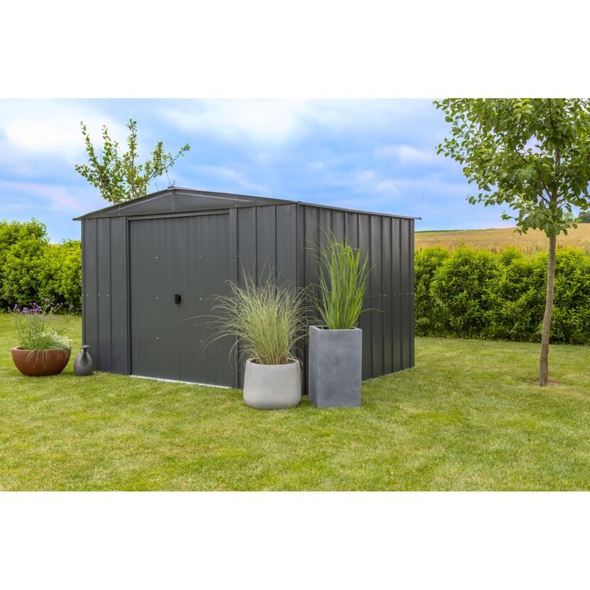 Graues Gartenhaus im Garten