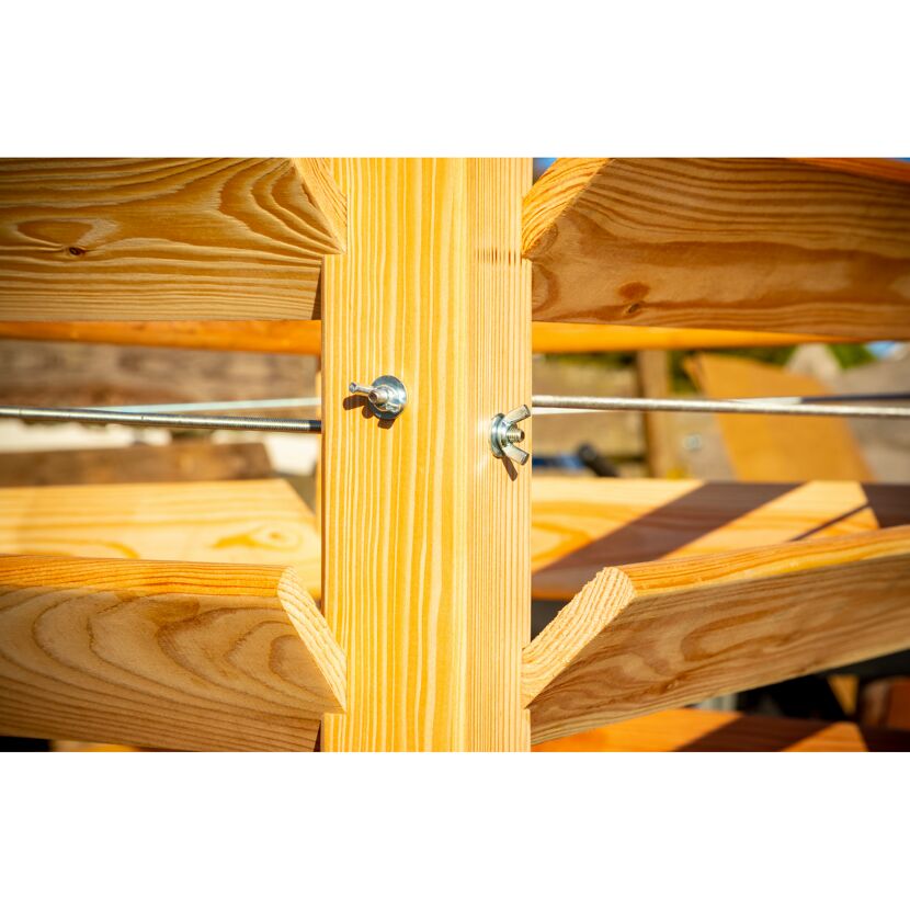 Flügelschrauben an einem Holzgestell.