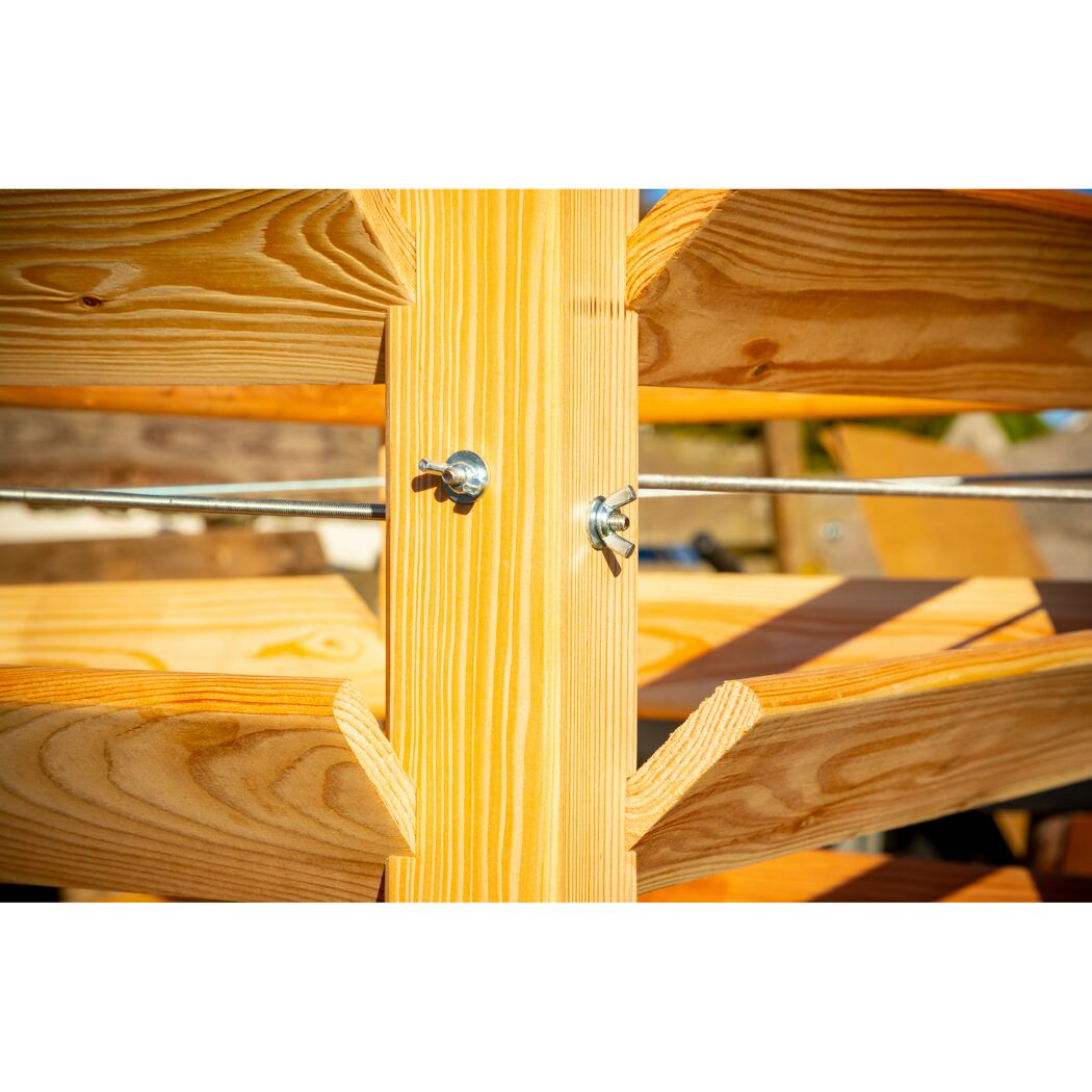 Flügelmuttern an einem Holzhochbeet