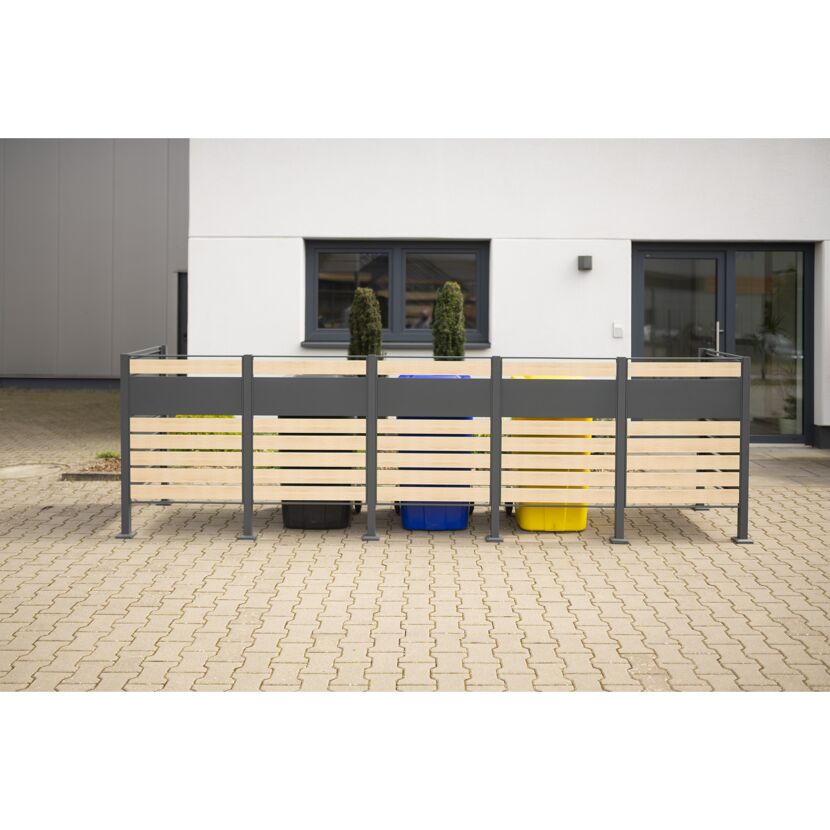 Mülltonnenverkleidung aus Holz mit drei Mülltonnen