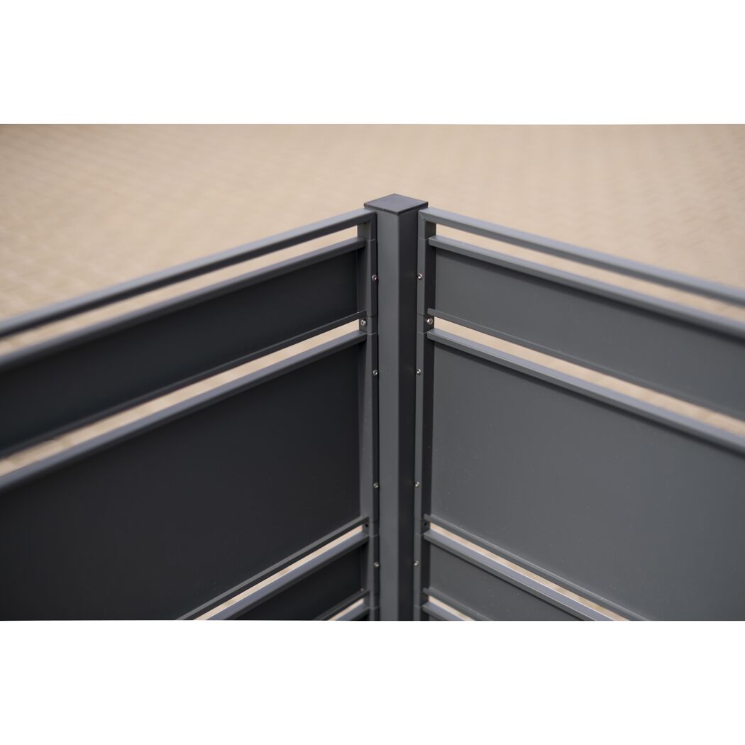 Ecke einer Mülltonnenverkleidung aus Metall