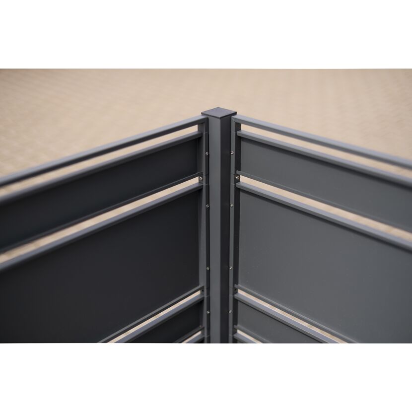 Ecke einer Mülltonnenverkleidung aus Metall