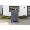 Graue Mülltonnenverkleidung mit blauer Mülltonne