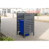 Blaue Mülltonne in einer grauen Mülltonnenverkleidung