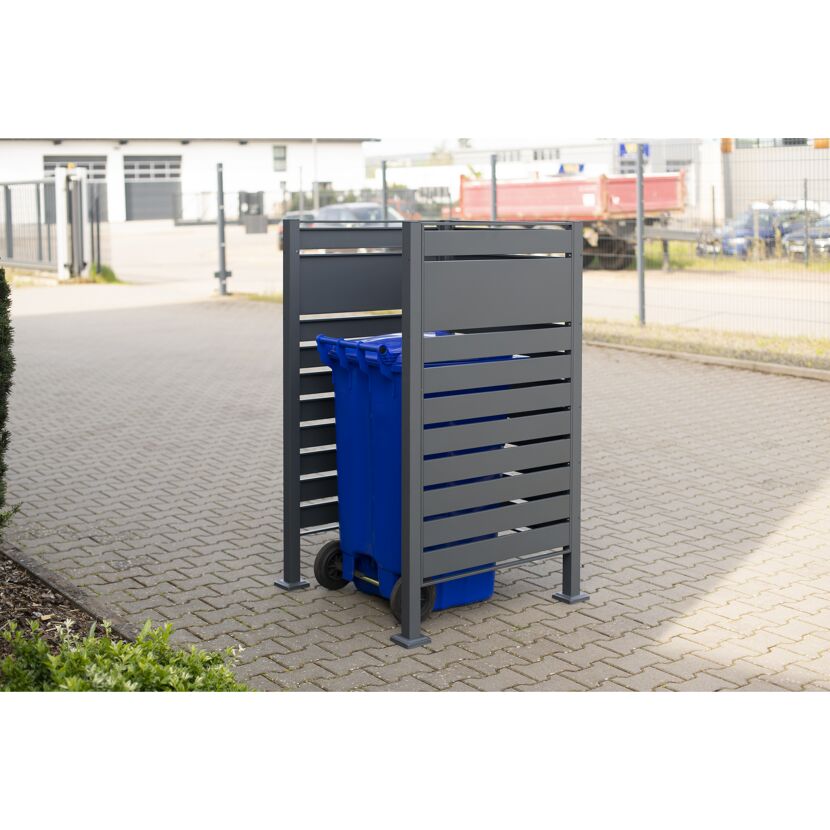 Blaue Mülltonne in einer grauen Mülltonnenverkleidung