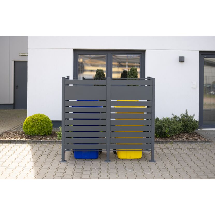 Mülltonnenverkleidung mit zwei Mülltonnen