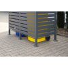 Gelbe und blaue Mülltonnen hinter einer grauen Mülltonnenverkleidung