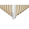 Nahaufnahme der Ecke einer Mülltonnenbox aus Holz und Metall.