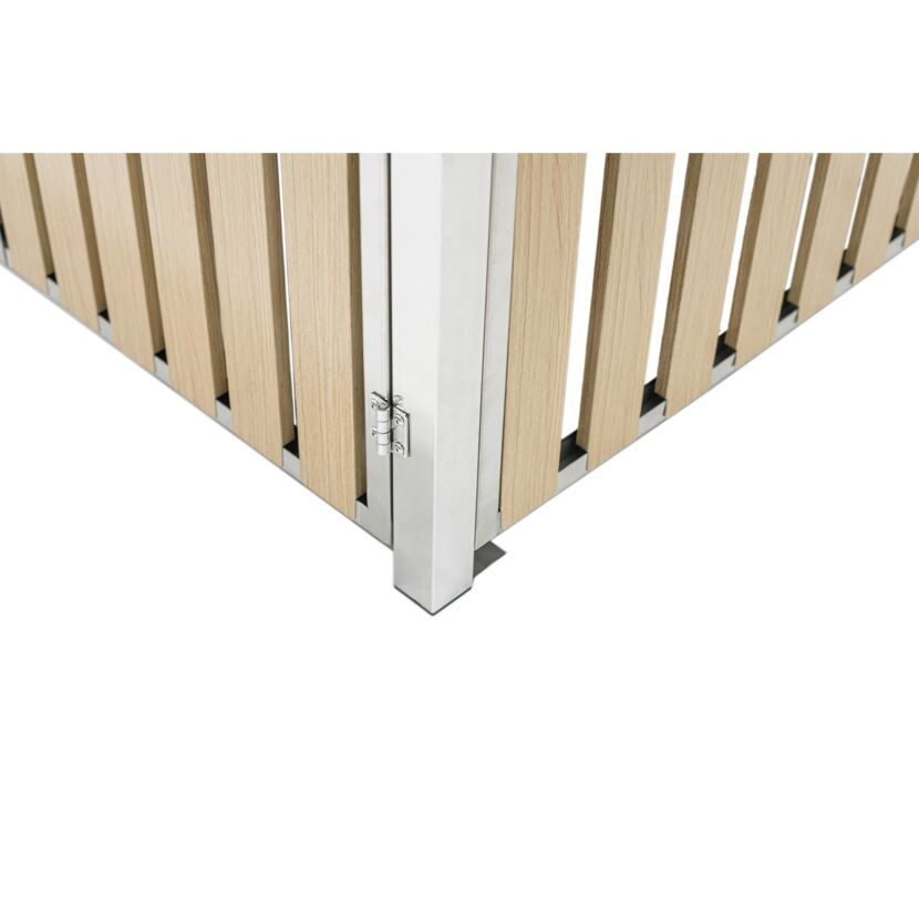 Nahaufnahme der Ecke einer Mülltonnenbox aus Holz und Metall.