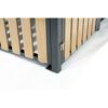 Nahaufnahme der unteren Ecke einer Mülltonnenbox aus Holz