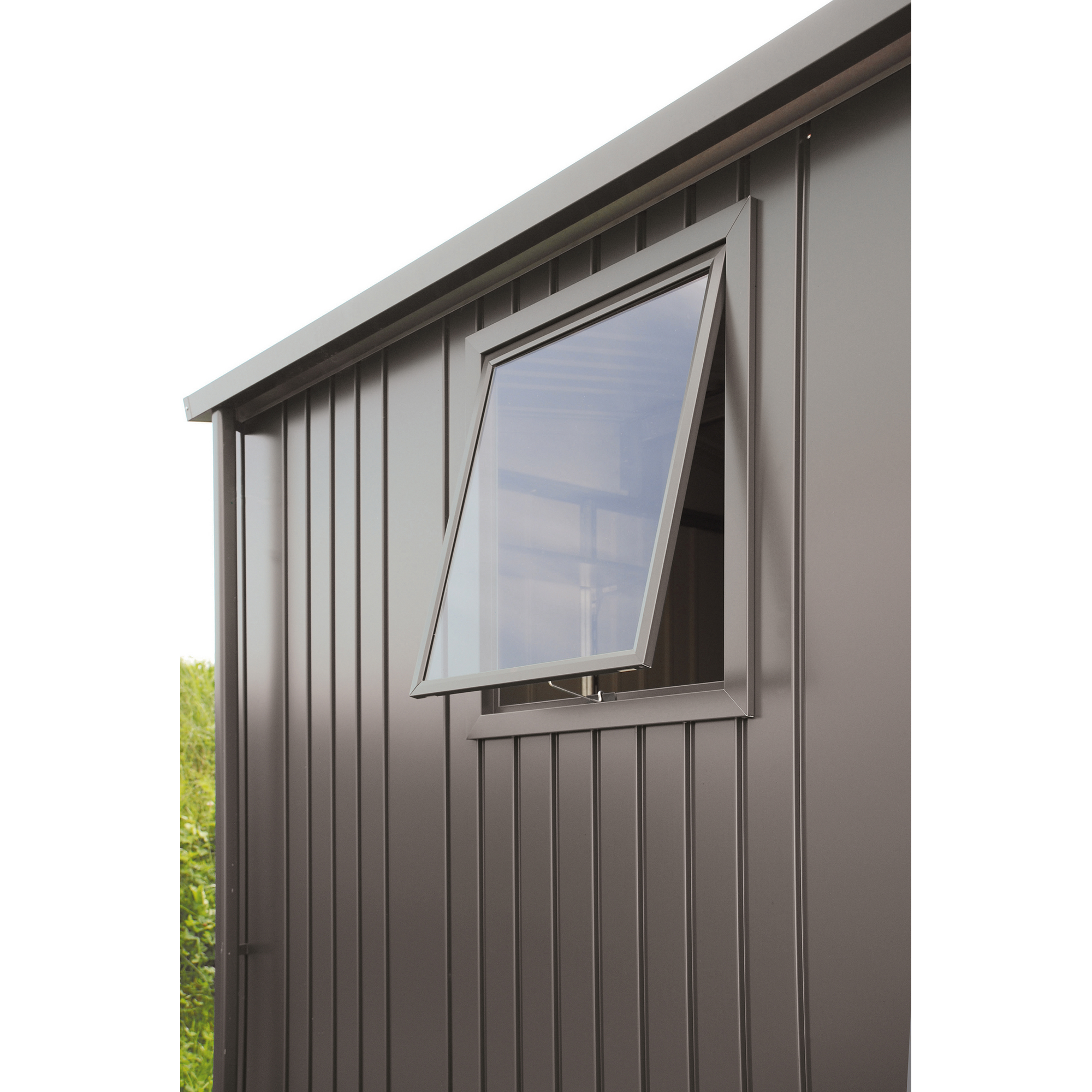 Geöffnetes Fenster am Gerätehaus