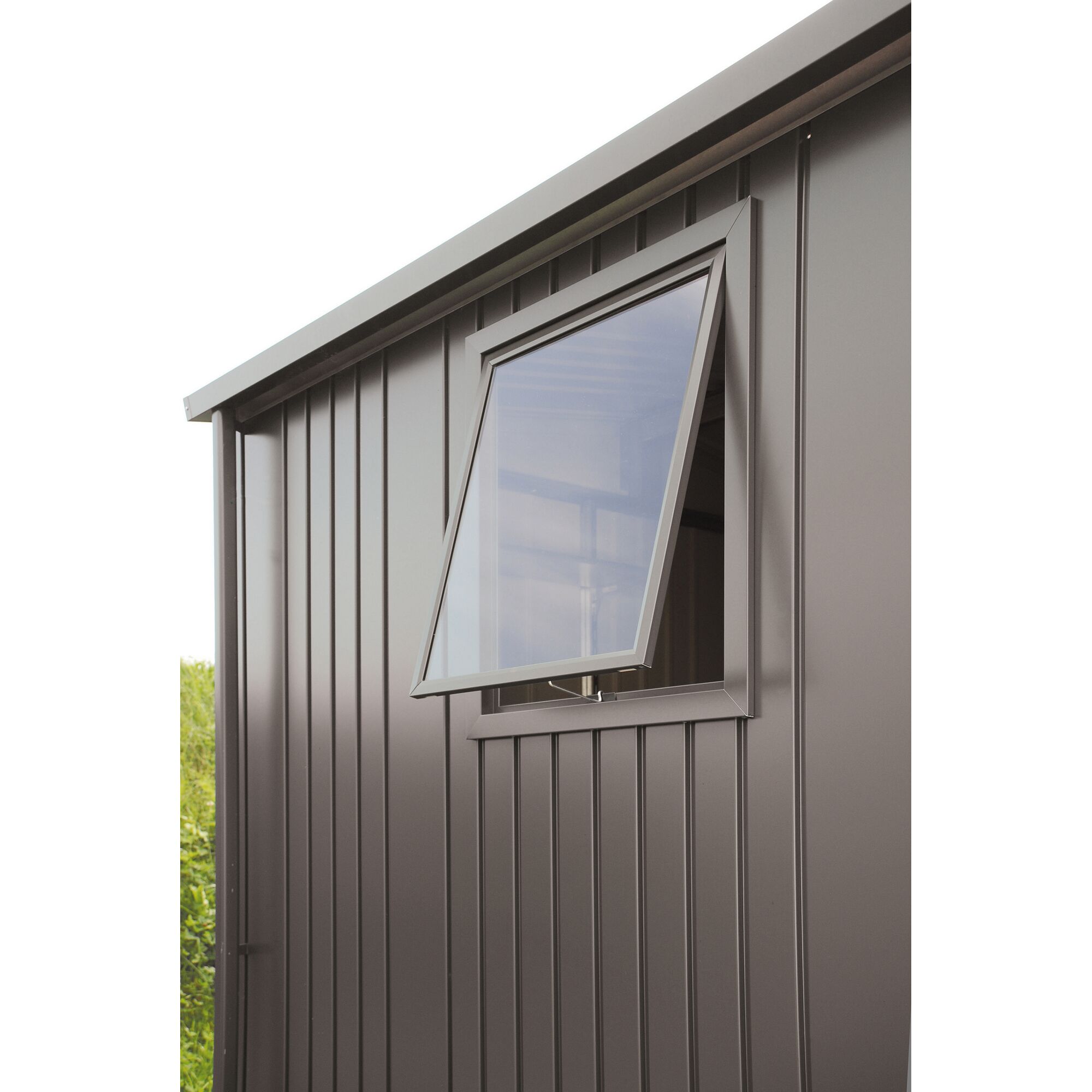 Geöffnetes Fenster am Gerätehaus