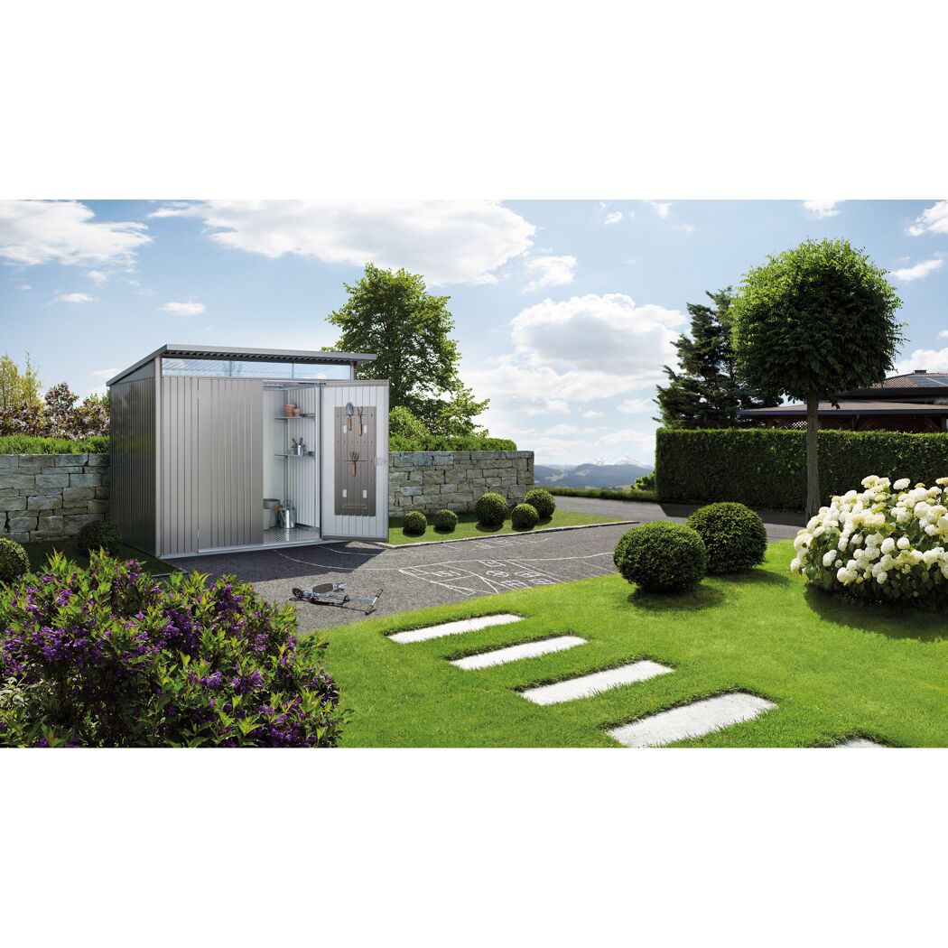 Gerätehaus 'AvantGarde Eco' quarzgrau-metallic mit offener Doppeltür im Garten.