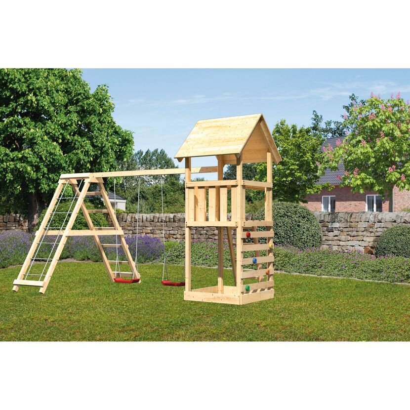 Hölzerner Spielturm mit Schaukel und Leiter.
