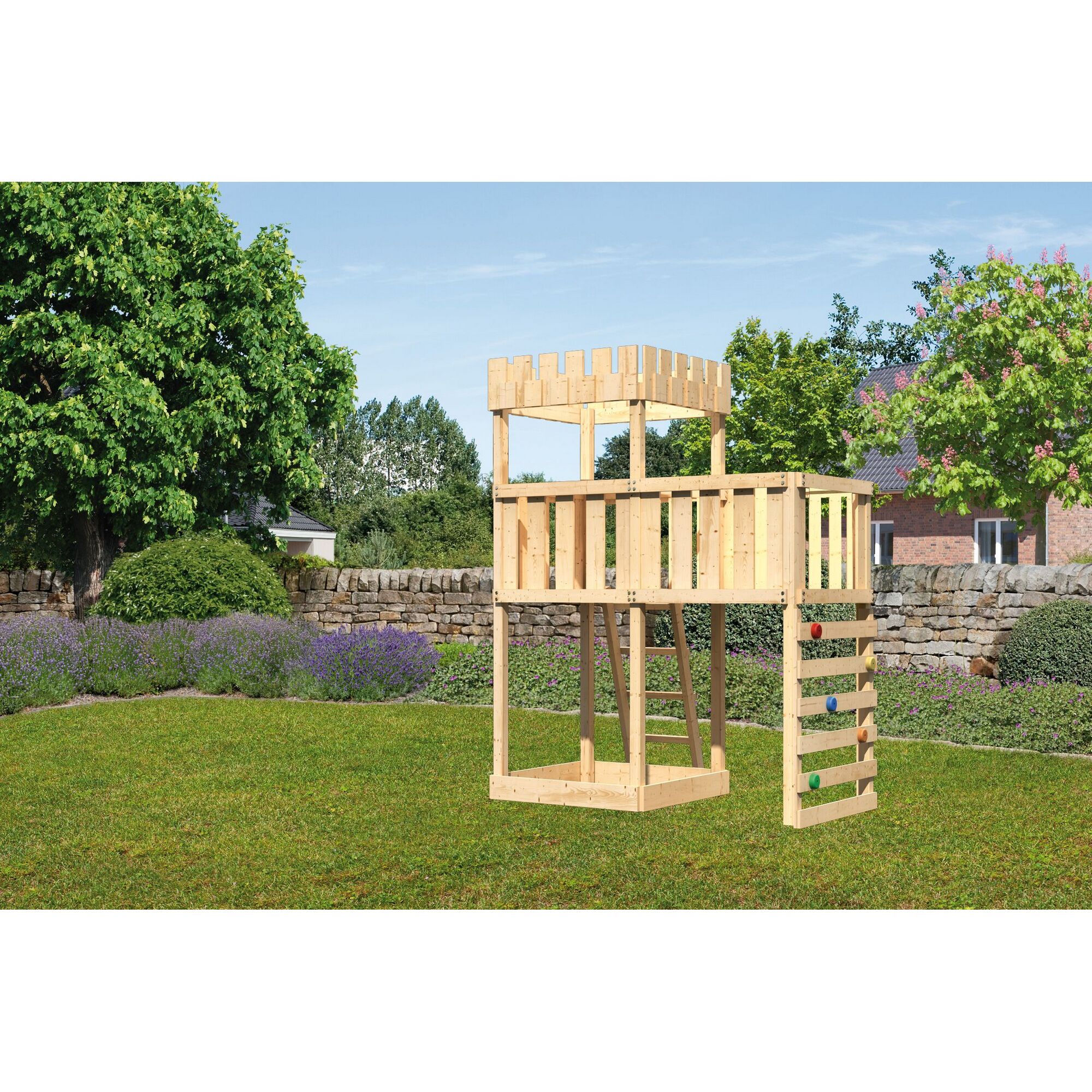 Hölzerner Spielturm mit Kletterwand