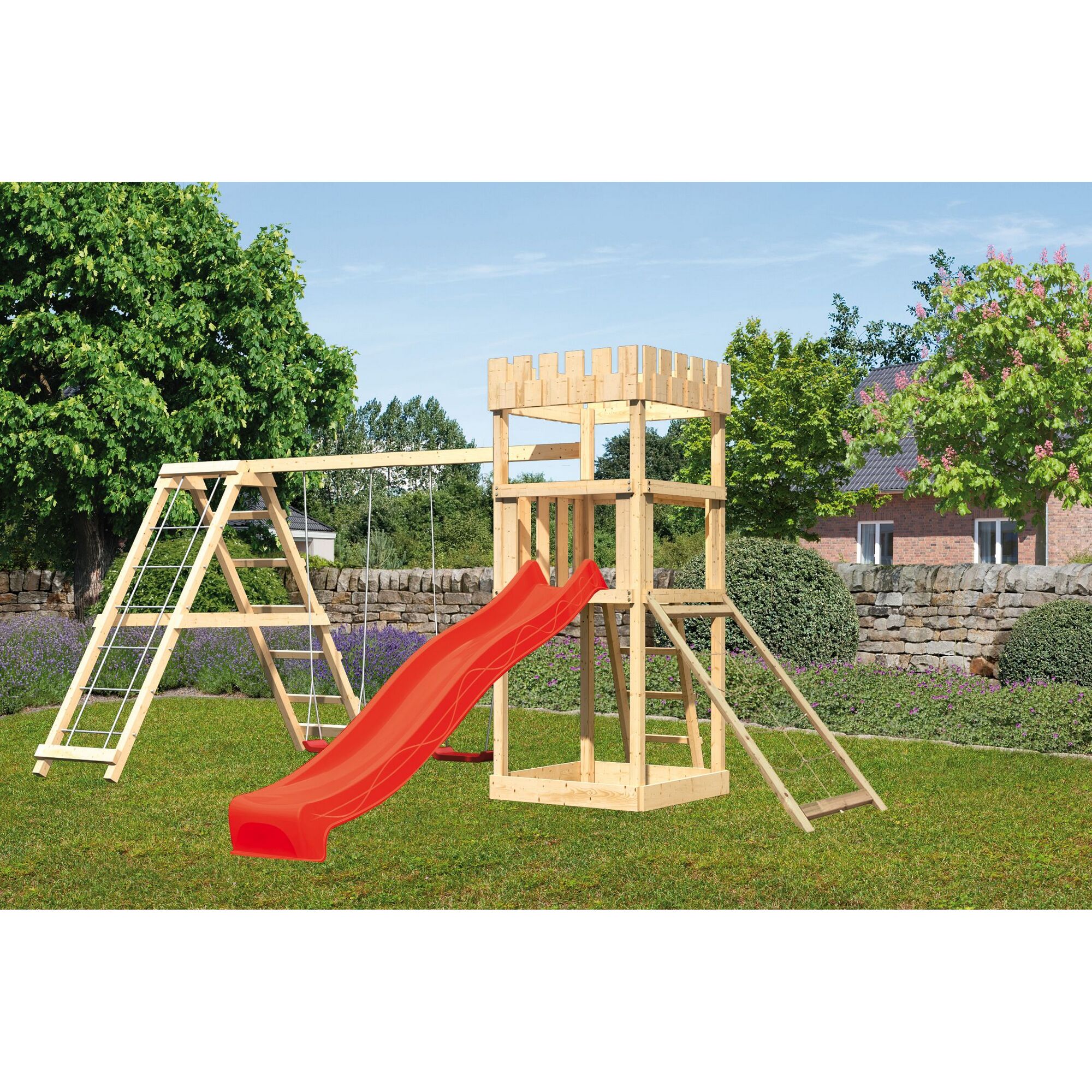Hölzerner Spielturm mit Rutsche und Schaukel
