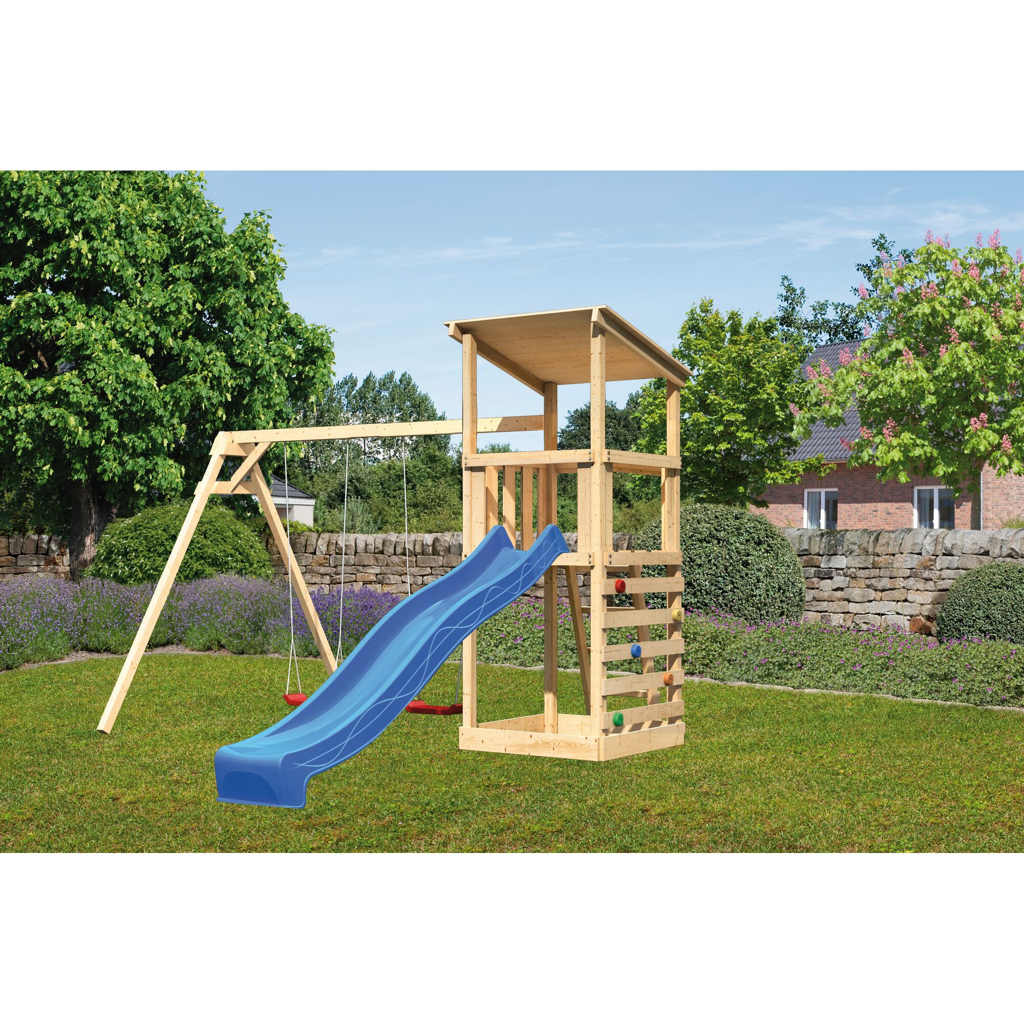 Hölzernes Spielgerät mit Schaukel und Rutsche