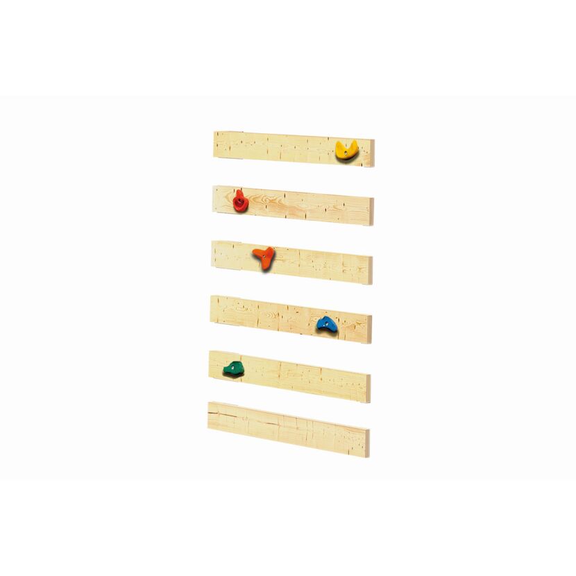 Holzwand mit bunten Klettergriffen