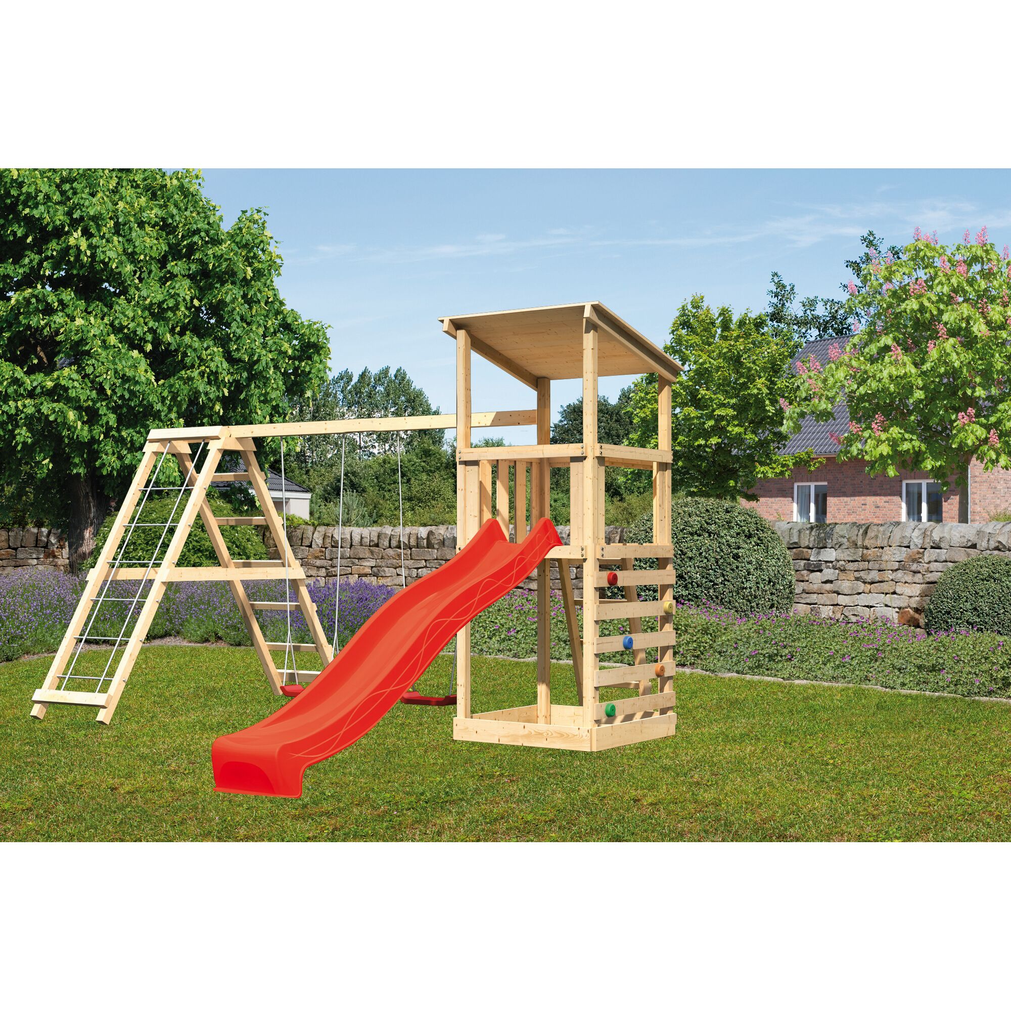 Hölzerner Spielturm mit Rutsche und Schaukel