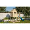 Spielturm aus Holz mit blauer Rutsche