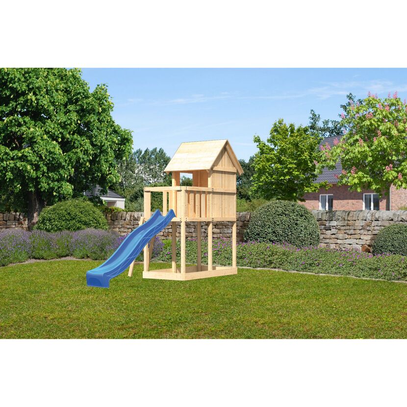Hölzernes Spielhaus mit Rutsche im Garten