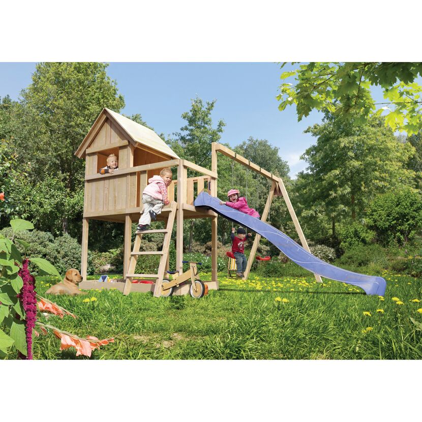 Spielturm aus Holz mit Schaukel und Rutsche