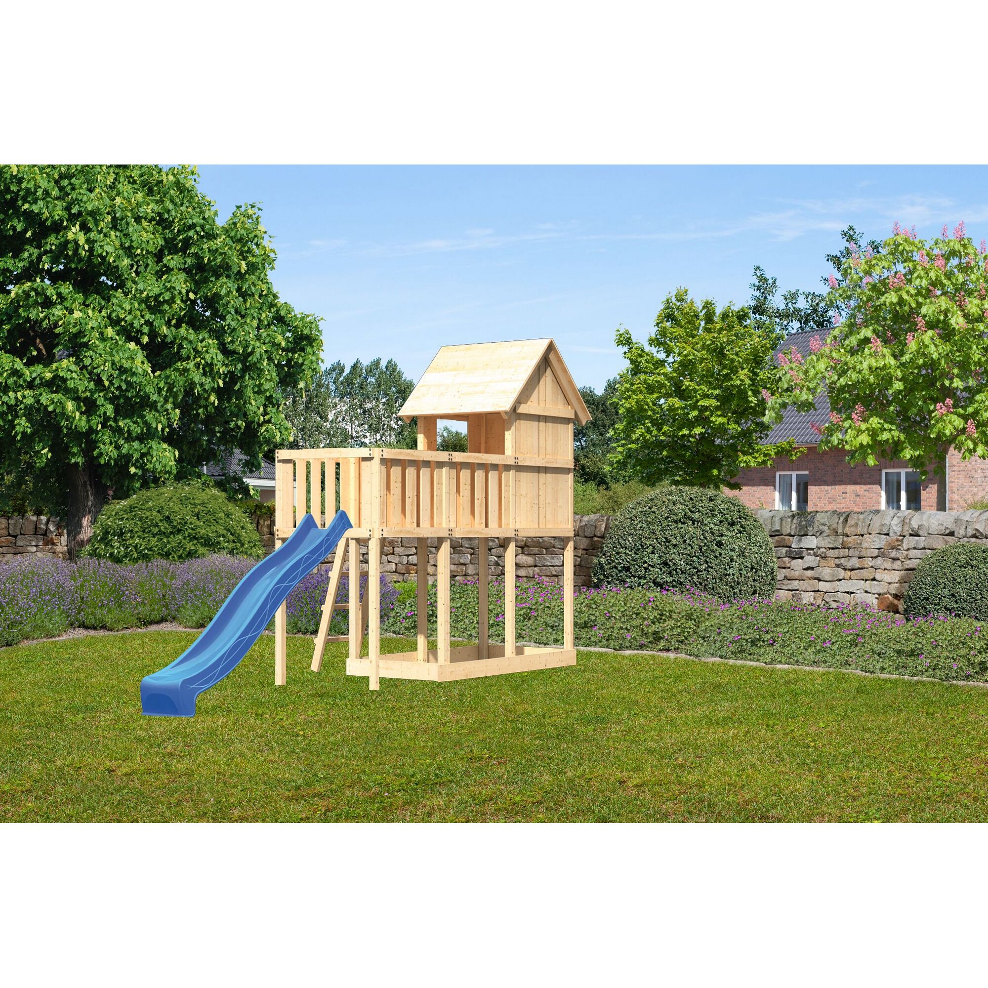 Hölzernes Spielhaus mit Rutsche auf Rasen