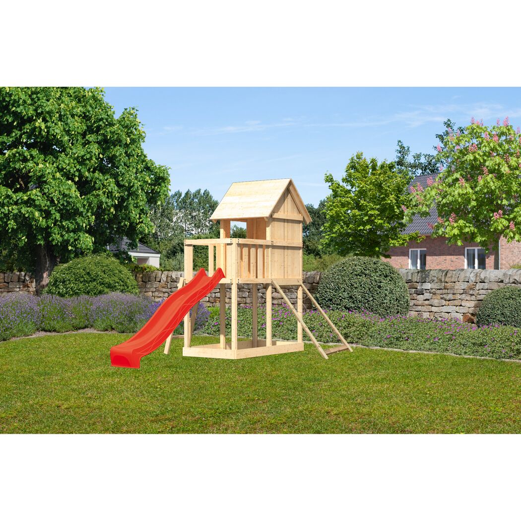 Hölzernes Spielhaus mit Rutsche im Garten