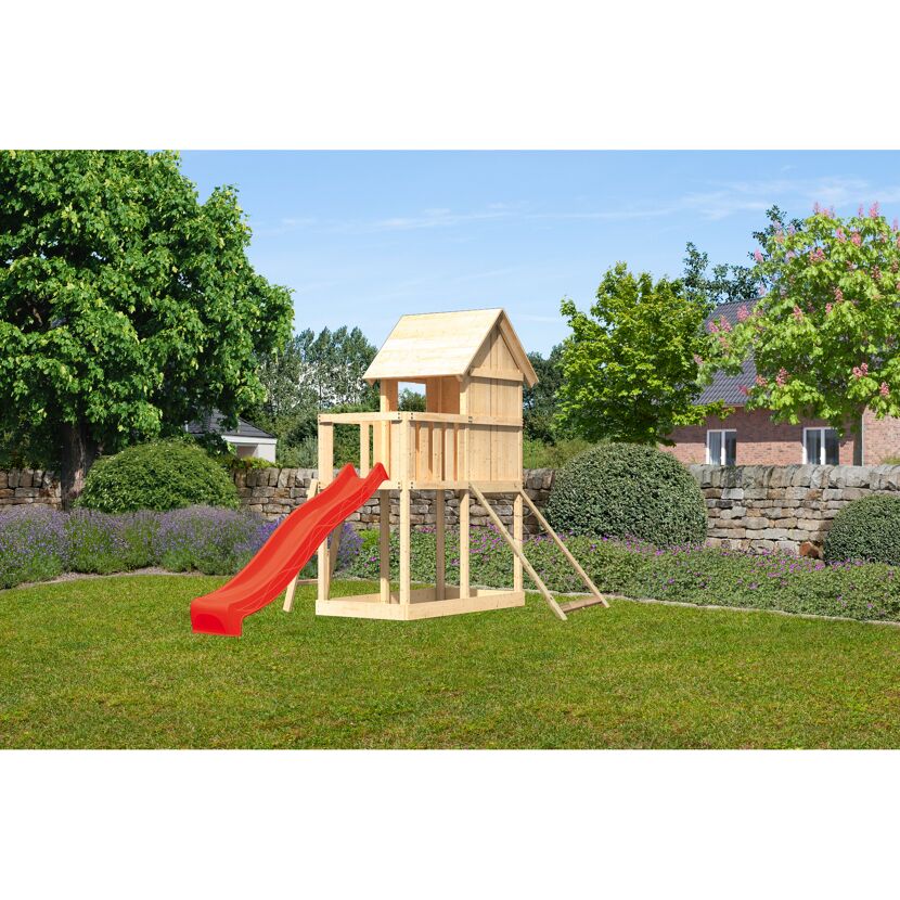 Hölzernes Spielhaus mit Rutsche im Garten