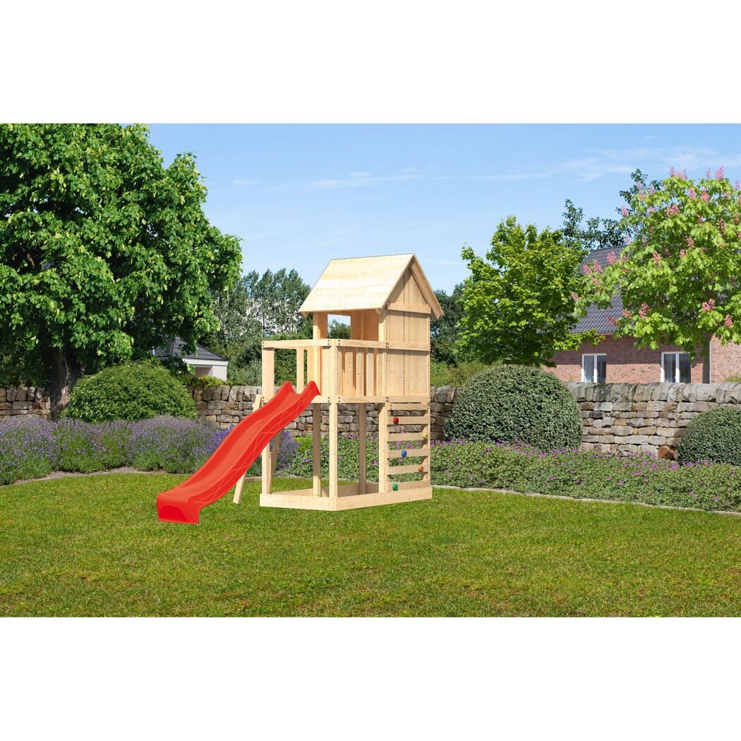 Hölzernes Spielhaus mit Rutsche im Garten