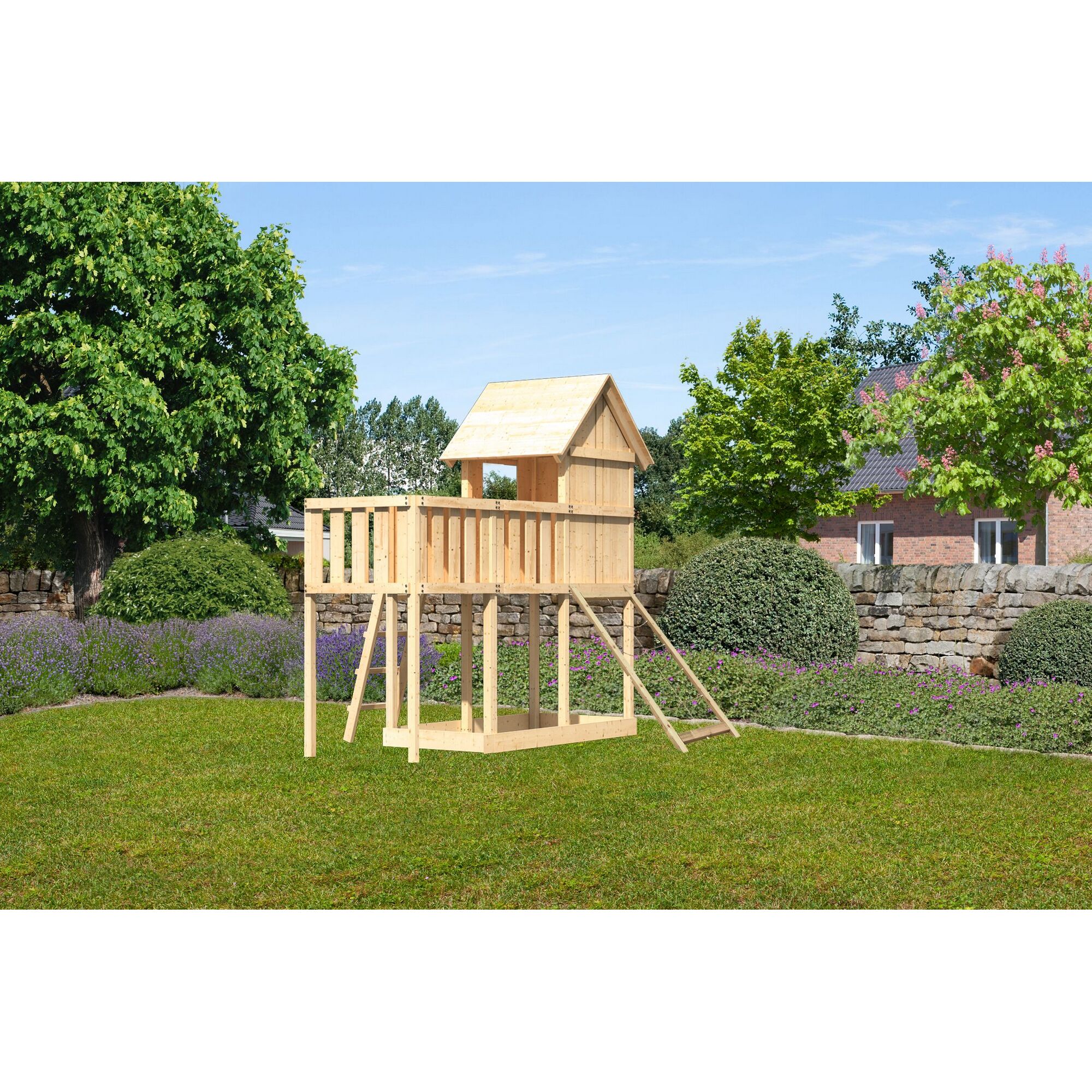 Hölzernes Spielhaus mit Rutsche