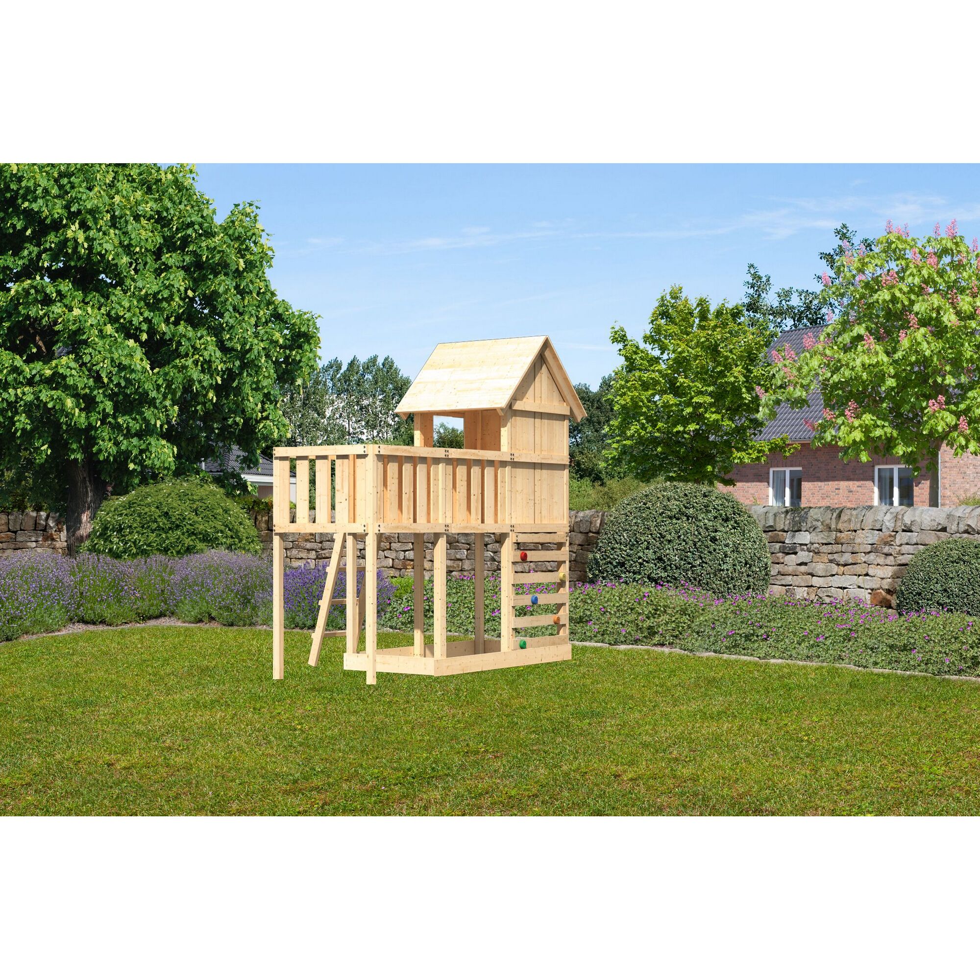 Hölzerner Spielturm im Garten
