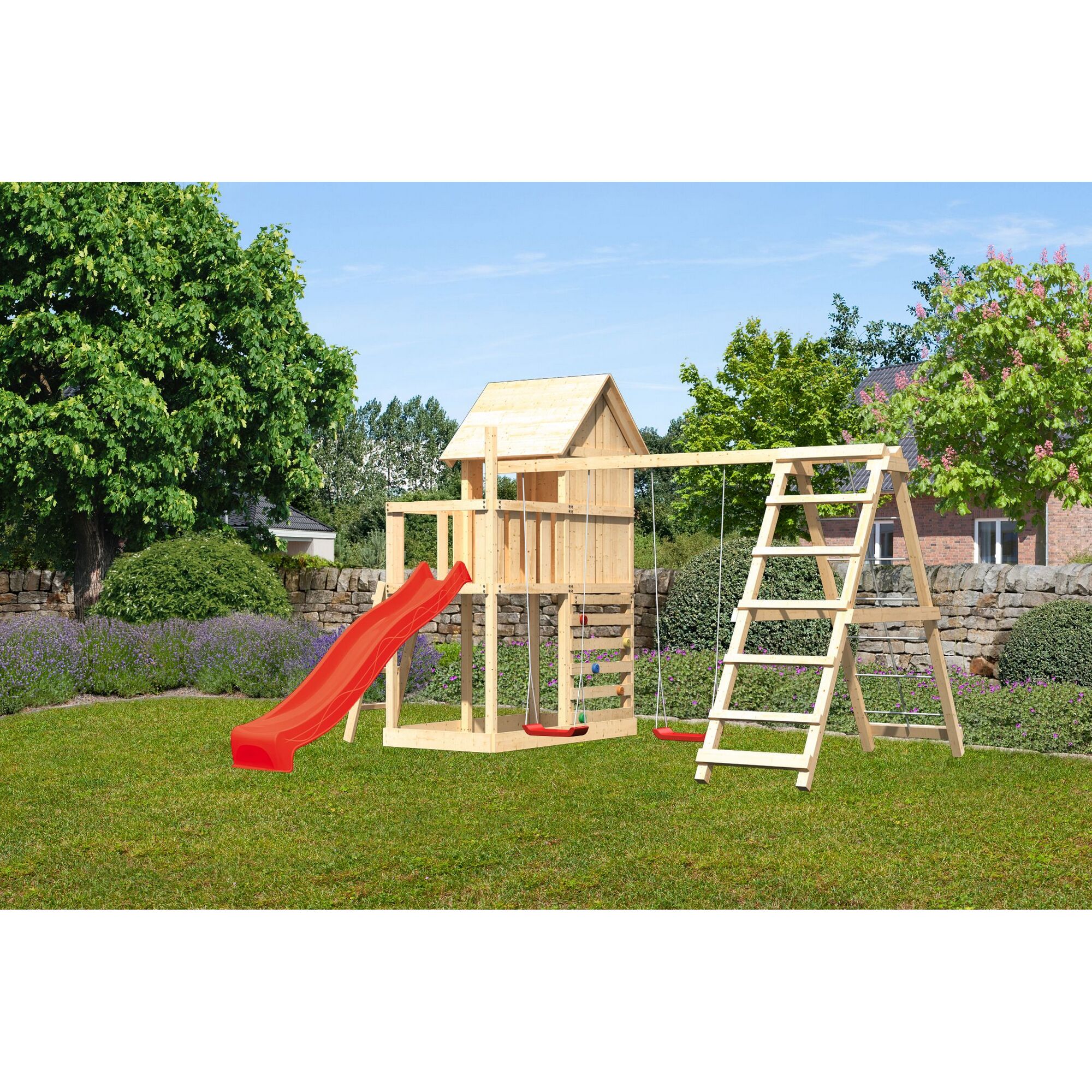 Hölzernes Spielgerät mit Schaukeln und Rutsche