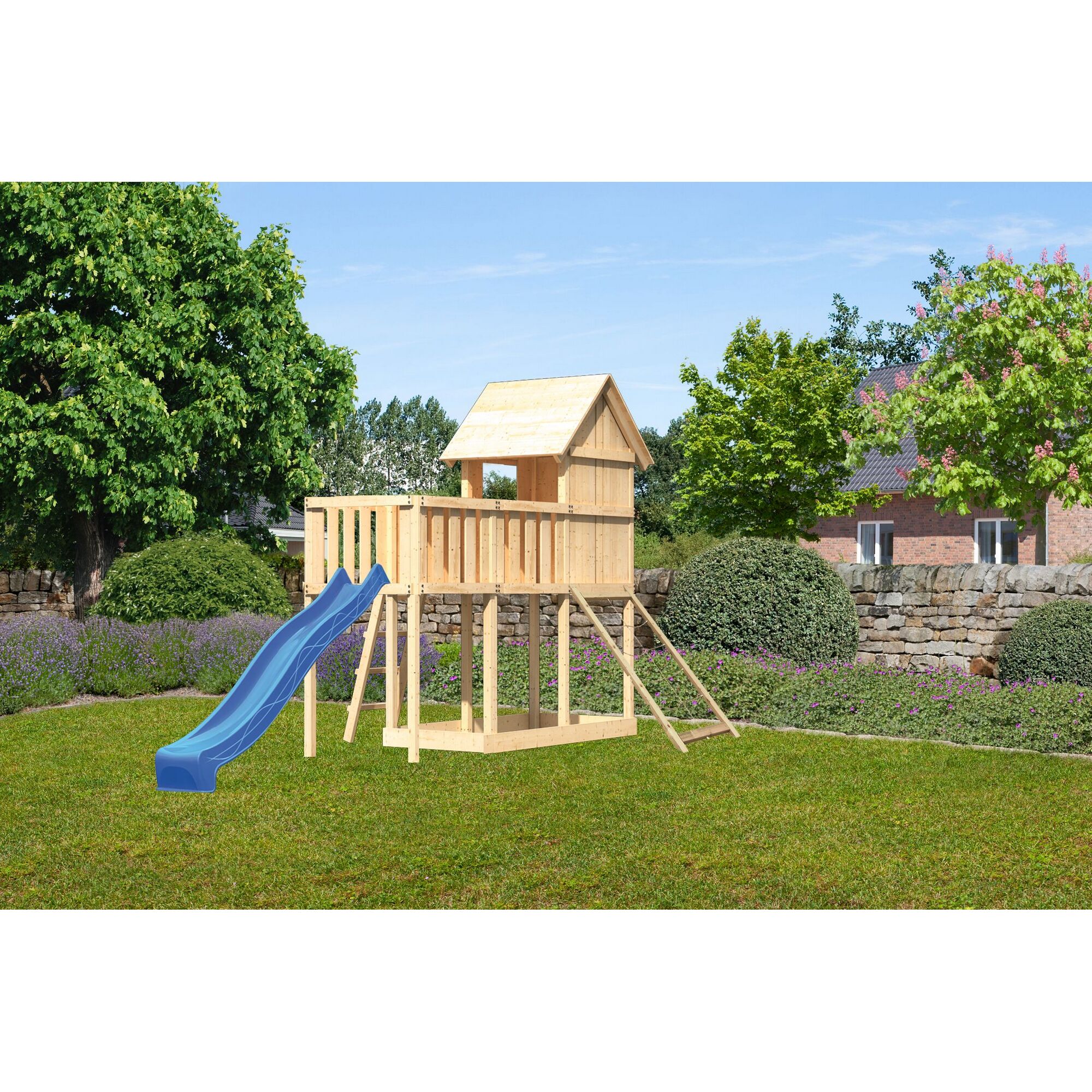 Holzspielturm mit blauer Rutsche und Leiter