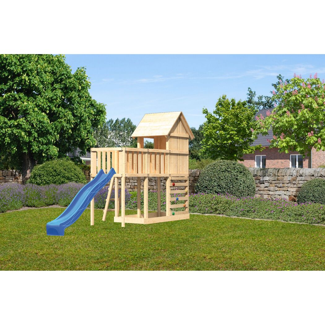 Hölzernes Spielhaus mit Rutsche im Garten