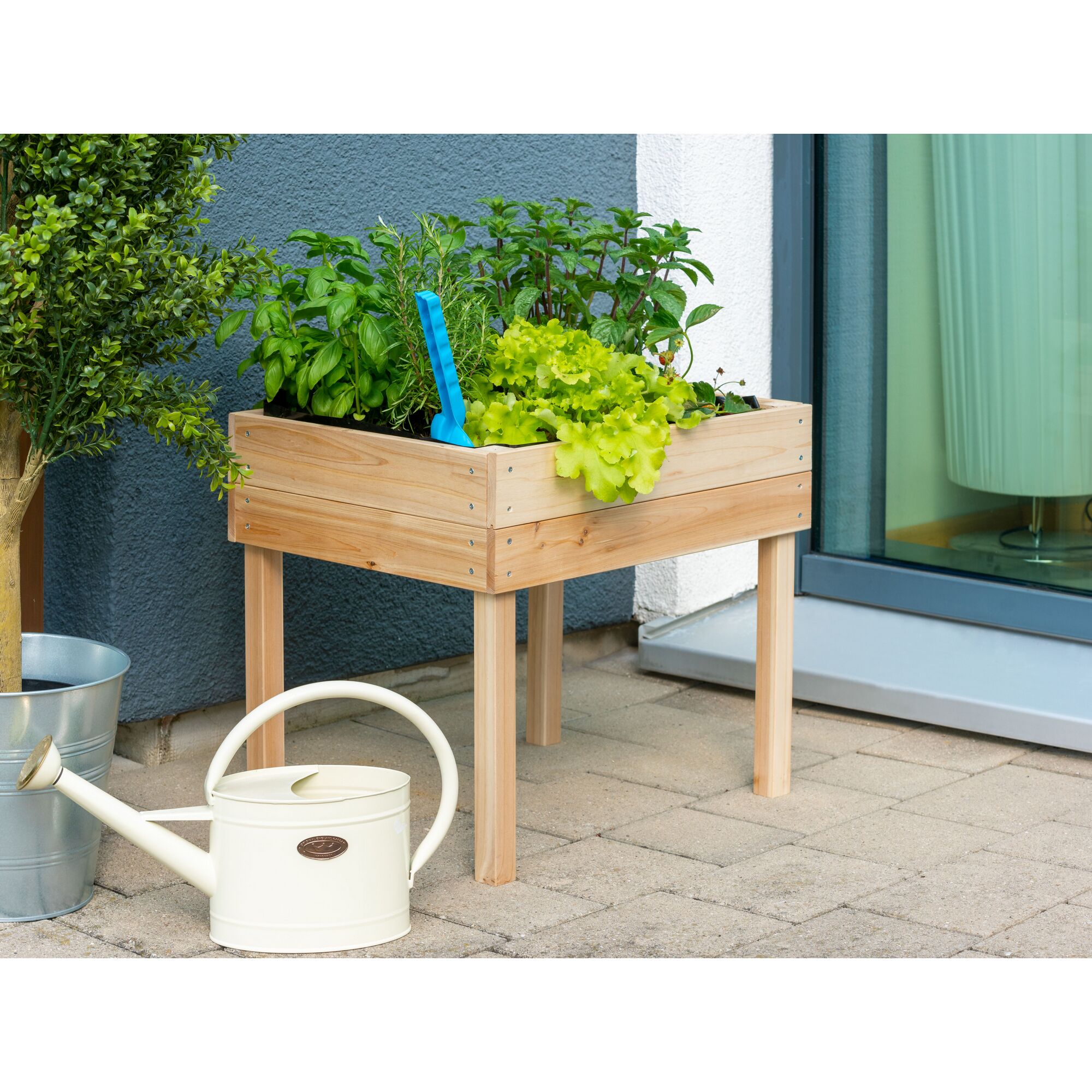 Holz-Hochbeet mit Kräutern und Pflanzschaufel