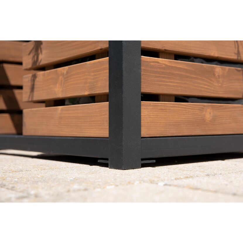 Ecke eines Hochbeets aus Holz