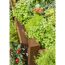 Hölzernes Hochbeet bepflanzt mit Kräutern