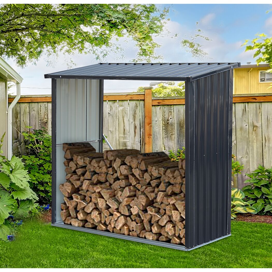 Metallisches Kaminholzregal im Garten