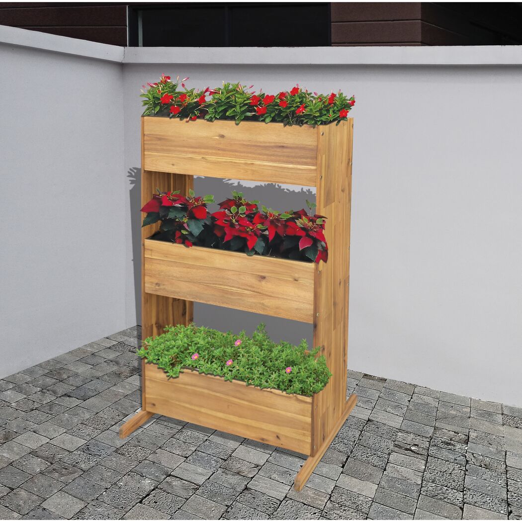 Holzblumenkasten mit drei Ebenen